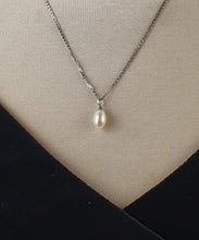 Load image into Gallery viewer, Tear Drop Pearl Pendant
