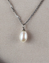 Load image into Gallery viewer, Tear Drop Pearl Pendant
